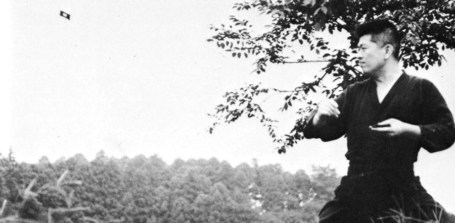 Un giovane Masaaki Hatsumi fa shurikenjutsu